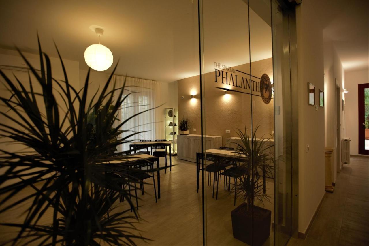 Phalanthos Taranto Bed & Breakfast Bagian luar foto