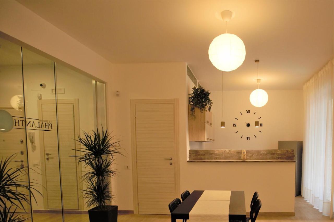 Phalanthos Taranto Bed & Breakfast Bagian luar foto